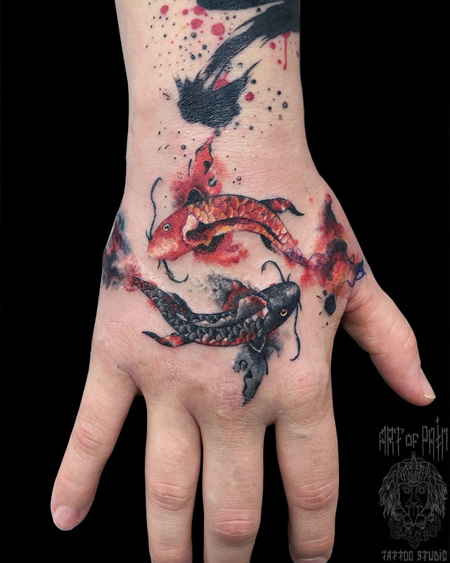 Татуировка мужская акварель на кисти рыбы – Мастер тату: Анастасия Родина