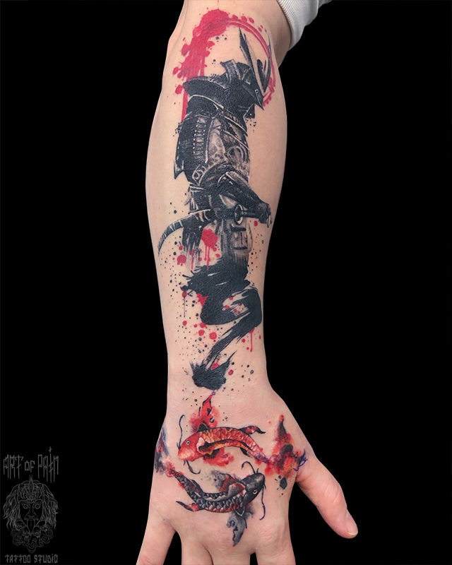 Татуировка мужская графика и акварель на руке самурай и рыбы – Мастер тату: Анастасия Родина