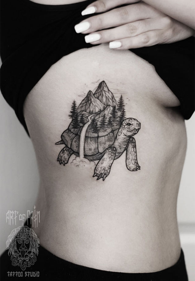 Татуировка женская графика на боку черепаха – Мастер тату: 