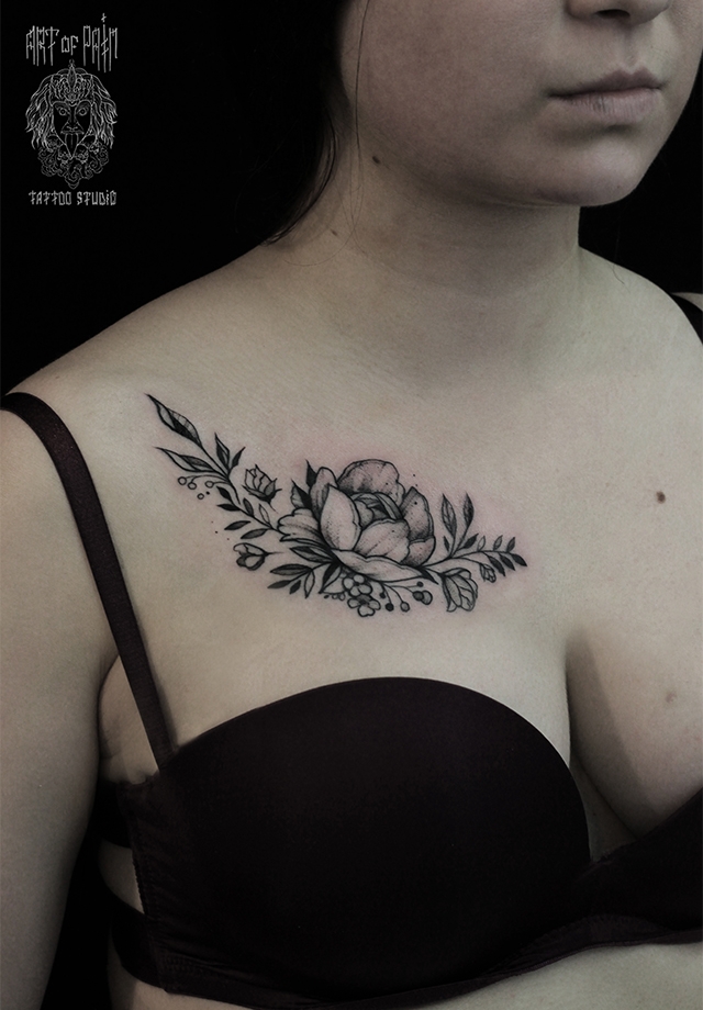 Татуировка женская графика на груди цветы – Мастер тату: 