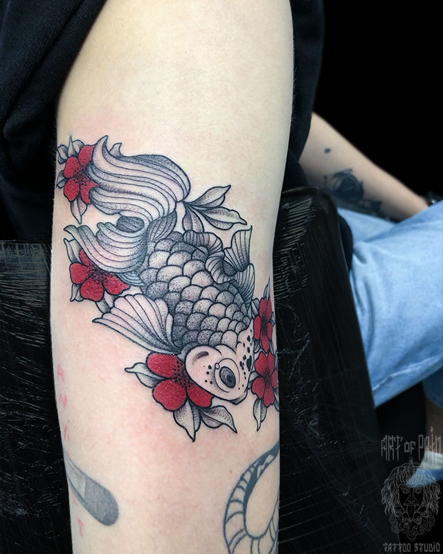 Татуировка женская графика и япония на плече рыбка – Мастер тату: Анастасия Родина