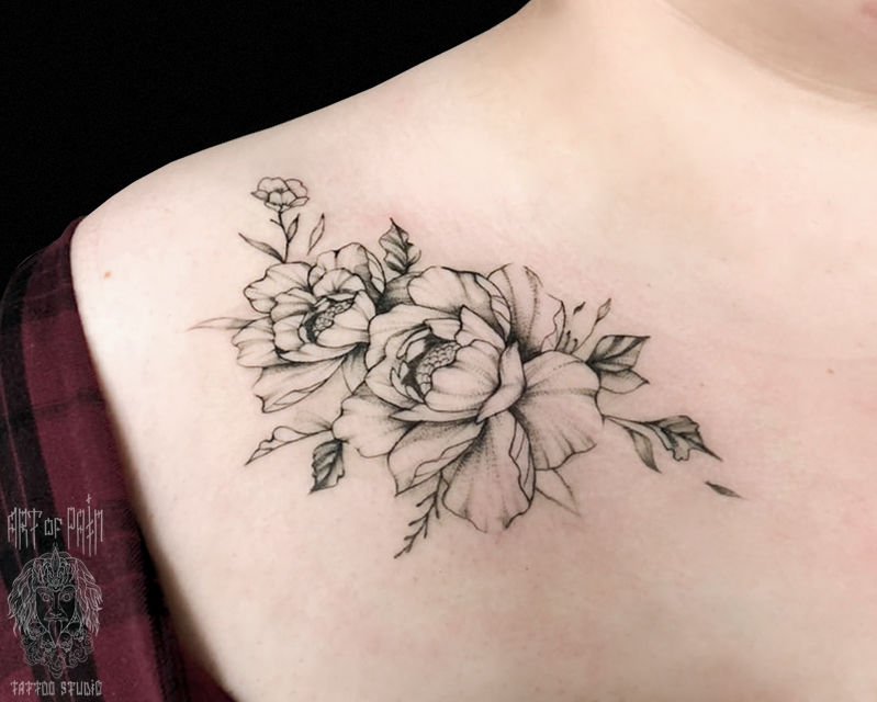 Татуировка женская графика на ключице два цветка – Мастер тату: Мария Котова