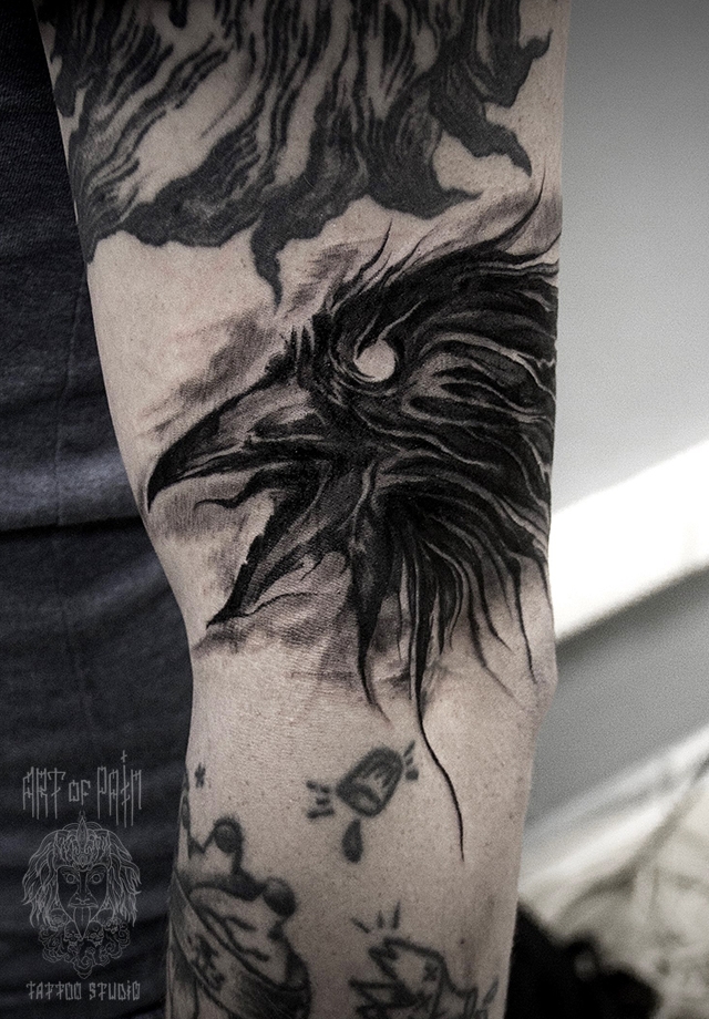 Татуировка мужская black&grey на плече ворон – Мастер тату: 