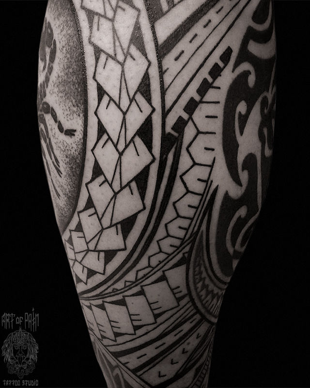 Татуировка мужская полинезия на голени узор и скорпион – Мастер тату: 