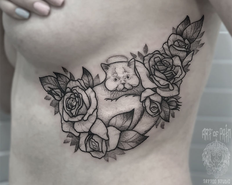Татуировка женская графика на боку кот в розах – Мастер тату: 