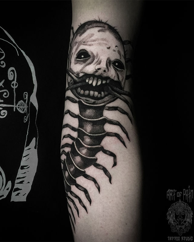 Татуировка мужская хоррор на руке сколопендра-монстр – Мастер тату: Анастасия Юсупова