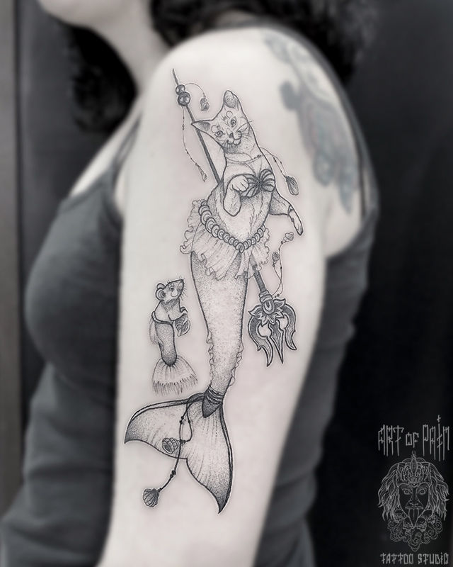 Татуировка женская графика на плече кот-русалка – Мастер тату: 