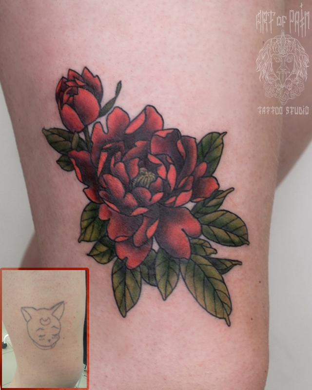 Татуировка женская нью-скул на бедре цветы кавер – Мастер тату: Анастасия Родина