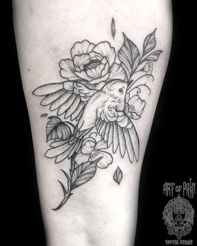 Татуировка женская графика на предплечье птица и цветы – Мастер тату: Мария Котова