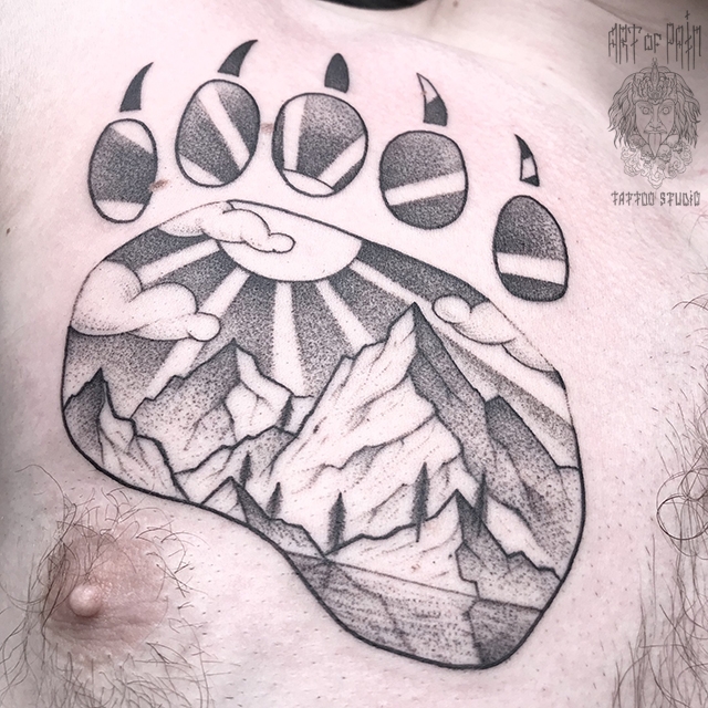татуировка мужская дотворк на груди след лапы медведя, горы – Мастер тату: 