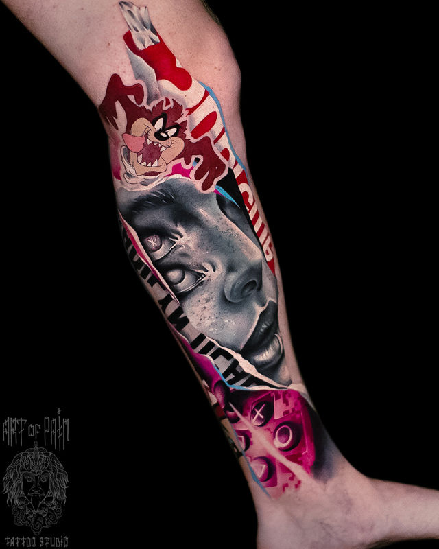 Татуировка мужская реализм на голени девушка, надписи, мультяшки – Мастер тату: Дмитрий Шейб