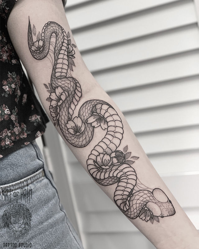 Татуировка женская графика на руке змея и цветы – Мастер тату: 