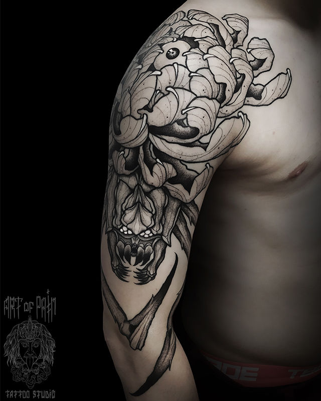 Татуировка мужская графика на плече хризантема – Мастер тату: 