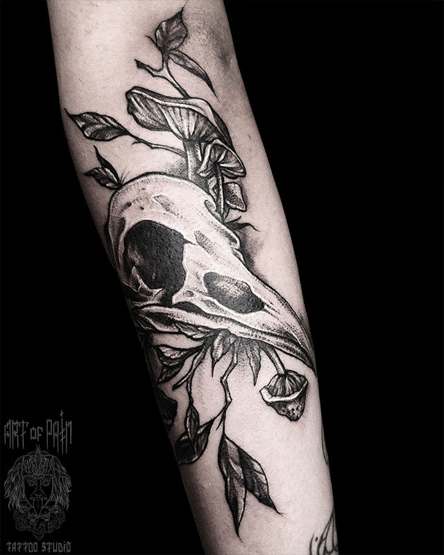 Татуировка женская графика на предплечье череп и цветы – Мастер тату: 