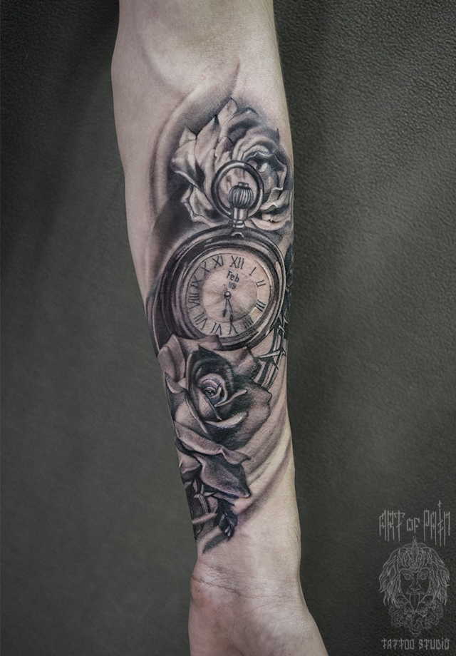 Татуировка женская black&grey на предплечье розы и часы – Мастер тату: 