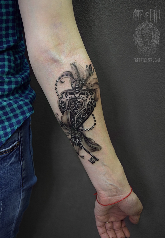 Татуировка женская black&grey на предплечье кулон и лилии – Мастер тату: 