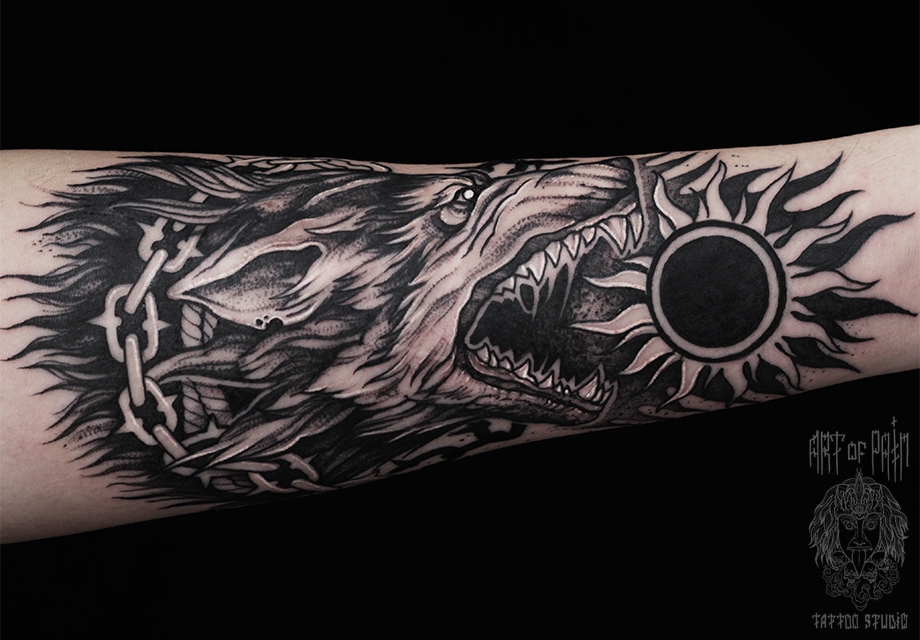 Татуировка мужская black&grey на предплечье волк и солнце – Мастер тату: 