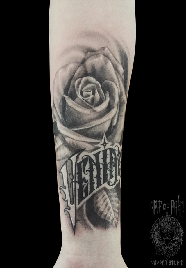 Татуировка женская black&grey на предплечье роза и надпись – Мастер тату: 