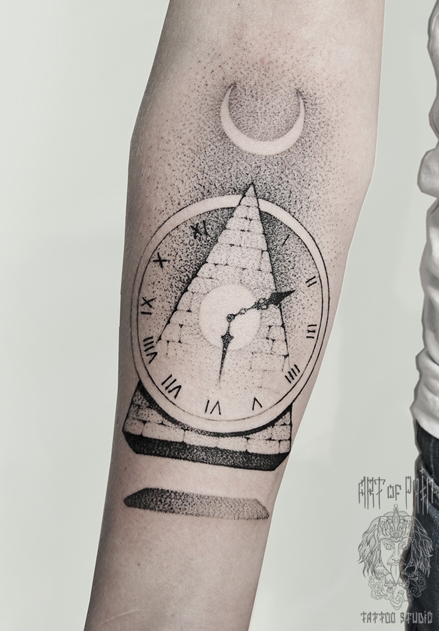 Татуировка мужская дотворк на предплечье пирамида и часы – Мастер тату: 