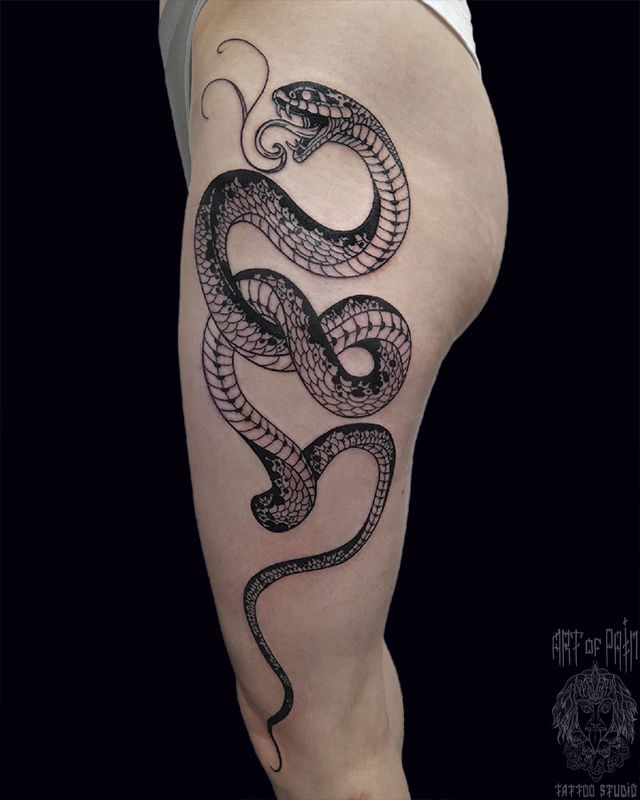 Татуировка женская графика на бедре змея – Мастер тату: Николай Орф