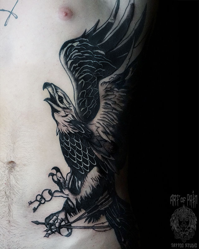 Татуировка мужская графика на боку и груди орел – Мастер тату: Святослав Ильин