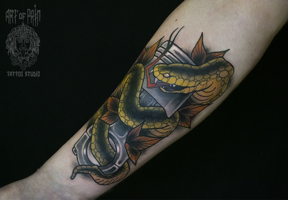 Татуировка мужская нью-скул на предплечье змея – Мастер тату: Марк Акулов