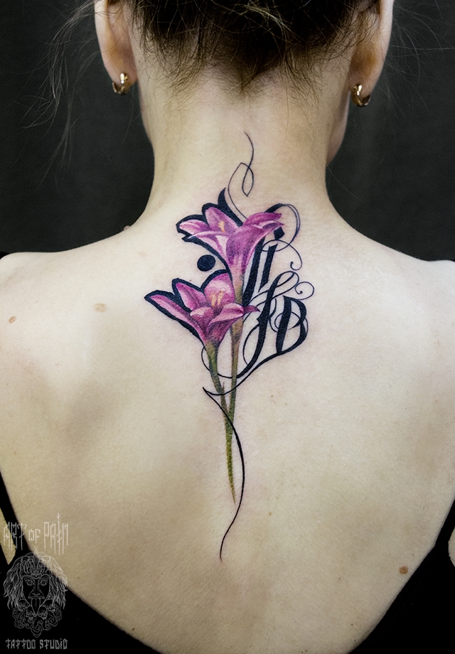 Татуировка женская каллиграфия на спине цветок – Мастер тату: 