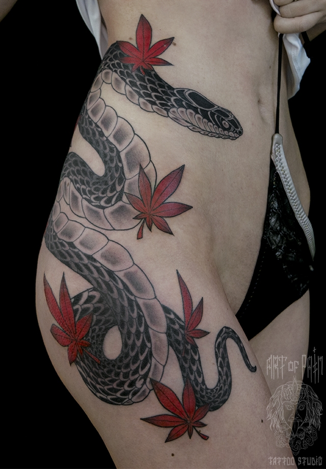 Татуировка женская япония на бедре змея – Мастер тату: Марк Акулов