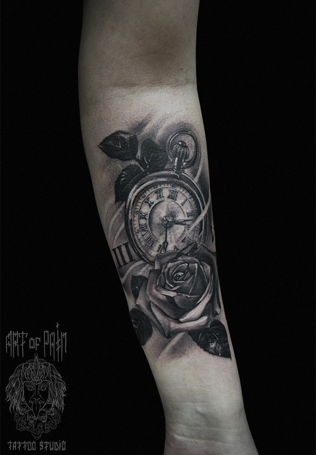 Татуировка женская black&grey на предплечье часы и роза – Мастер тату: 