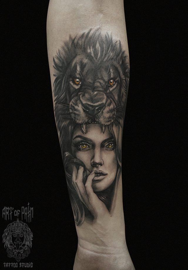 Татуировка мужская black&grey на предплечье девушка и лев – Мастер тату: 