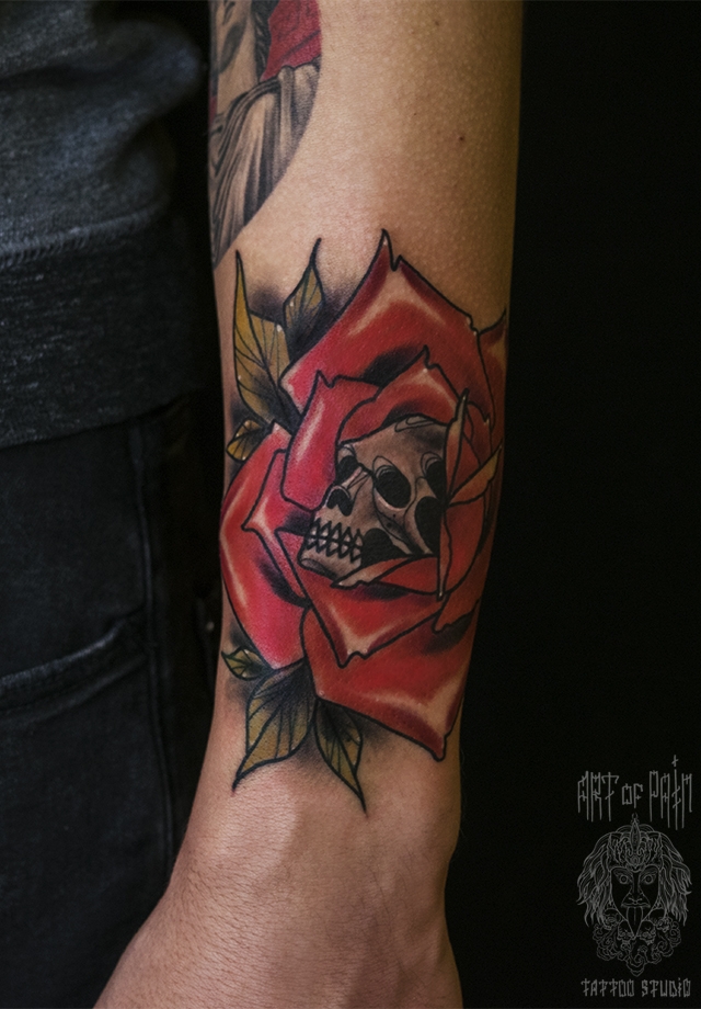 Татуировка мужская нью-скул на предплечье роза с черепом – Мастер тату: Марк Акулов