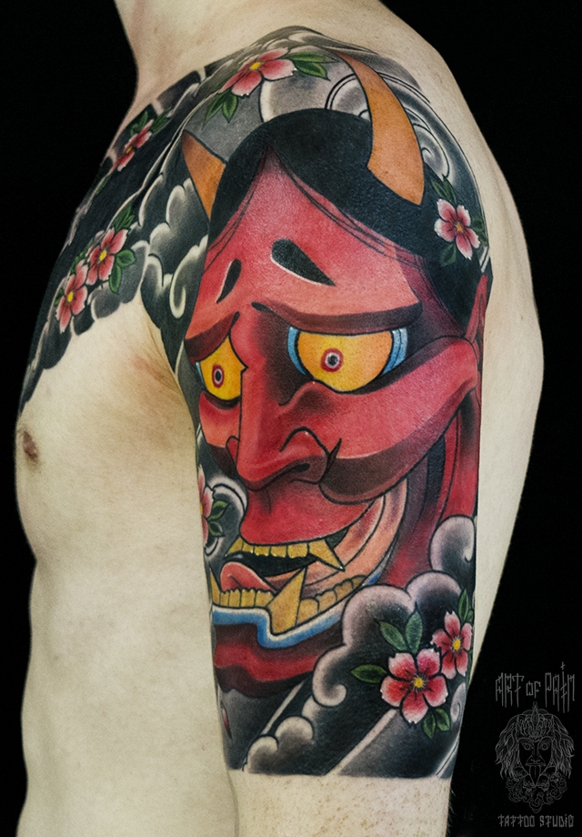 Татуировка мужская япония на плече красная маска ханья – Мастер тату: Марк Акулов