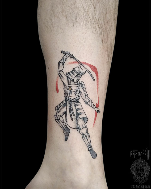 Татуировка мужская графика на голени самурай с оружием – Мастер тату: Николай Орф