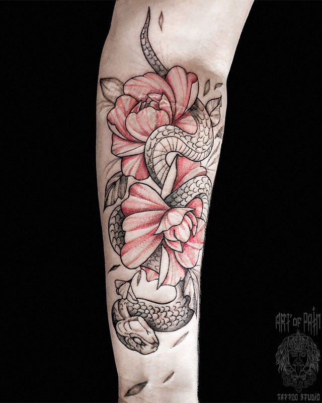 Татуировка женская графика на предплечье цветы и змея – Мастер тату: Мария Котова