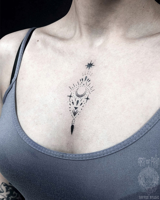 Татуировка женская графика на груди маленький узор – Мастер тату: Мария Котова