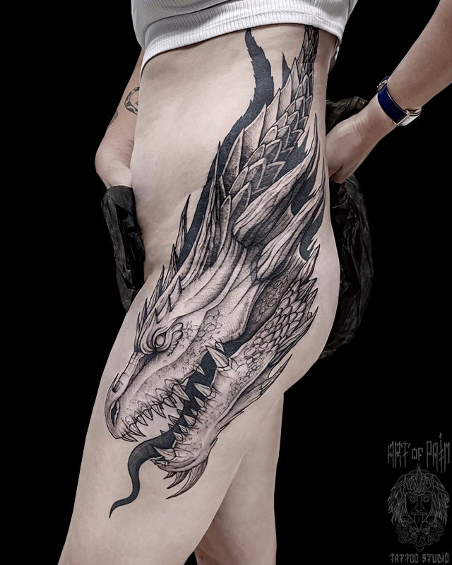 Татуировка женская графика на бедре дракон – Мастер тату: Мария Котова