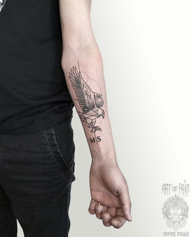 Татуировка мужская графика на предплечье орел – Мастер тату: Максим Север