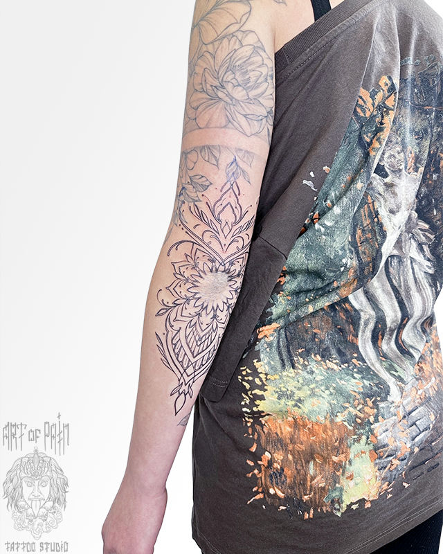 Татуировка женская графика на локте узор – Мастер тату: Максим Север