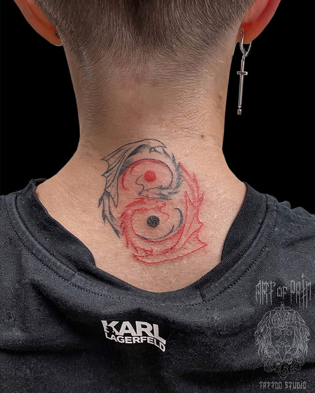 Татуировка женская графика на шее драконы – Мастер тату: Мария Котова