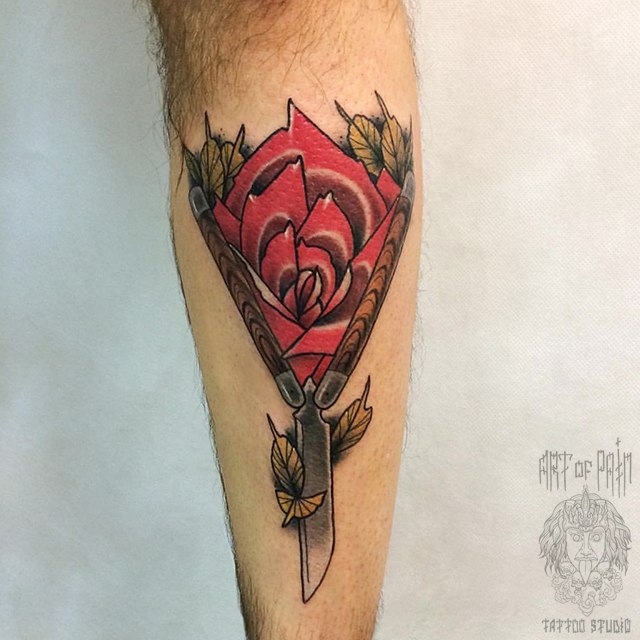 Мужская татуировка нью скул на икре роза и нож – Мастер тату: Марк Акулов