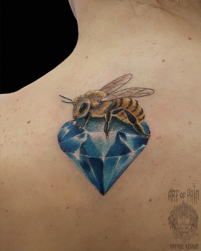 Татуировка женская реализм на спине пчела – Мастер тату: 