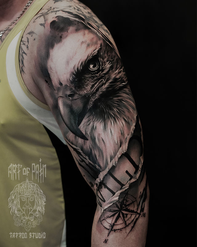 Татуировка мужская реализм на плече орел – Мастер тату: Дмитрий Шейб