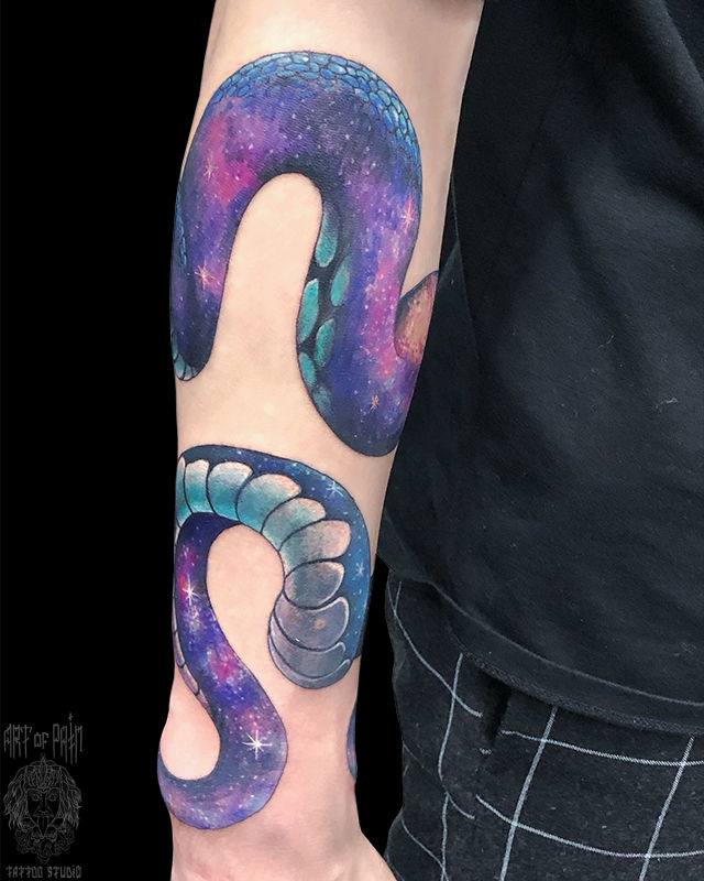 Татуировка мужская нью-скул на предплечье космическая змея – Мастер тату: Анастасия Родина
