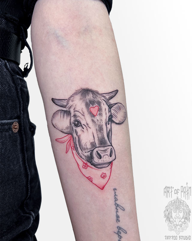 Татуировка женская графика на предплечье корова – Мастер тату: Максим Север