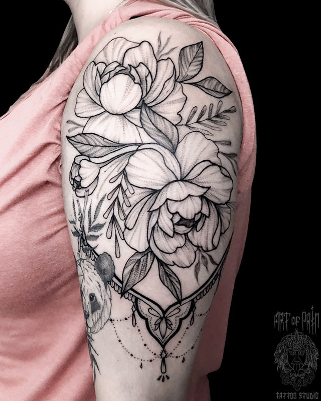 Татуировка женская графика на плече цветы и панда – Мастер тату: Мария Котова