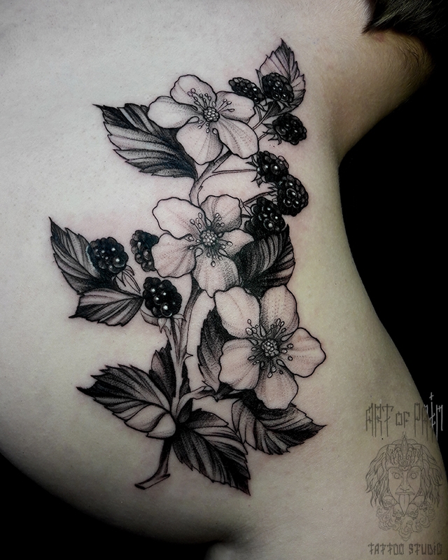 Татуировка женская графика на лопатке цветы – Мастер тату: 