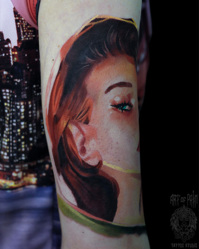 Татуировка мужская реализм на плече девушка – Мастер тату: Александр Pusstattoo