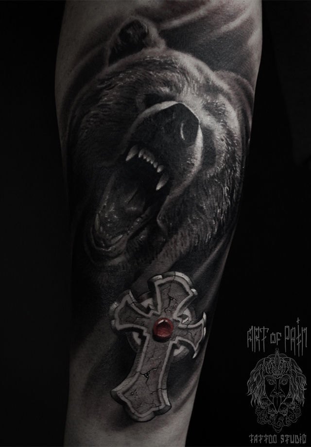 Татуировка мужская реализм на предплечье медведь и крест – Мастер тату: Александр Pusstattoo