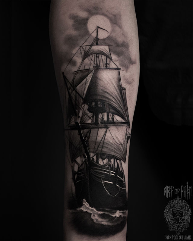 Татуировка мужская реализм на предплечье корабль под луной – Мастер тату: Анастасия Юсупова