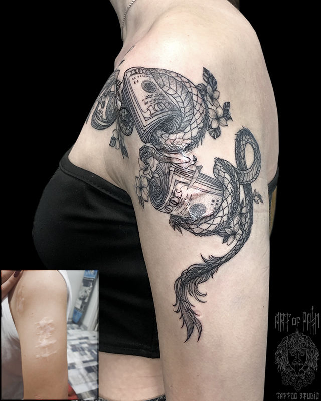 Татуировка женская графика на плече дракон и пачка денег – Мастер тату: Анастасия Родина